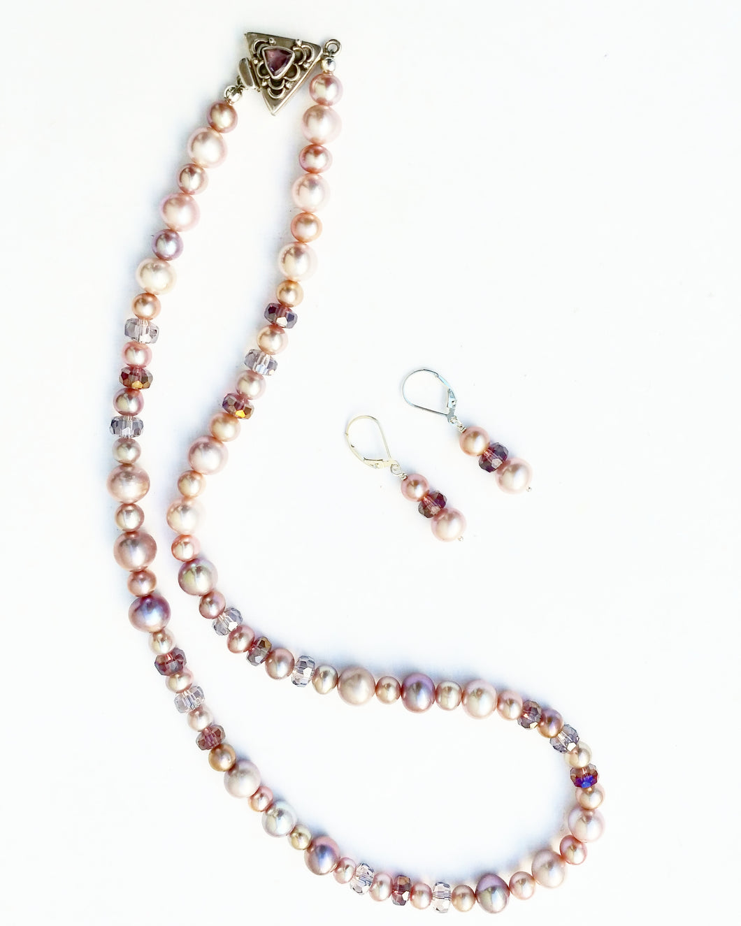 Lusturous pearl necklace